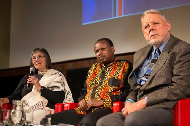 Ginn Fourie et Letlapa Mphahlele avec Terry Waite 