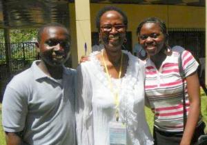 Nombulelo Khanyile (centre) with ALA students Felix Tetteh (left) and Estella Bih-Neh Nsoh (right) (Photo: Jackie Euvrard)