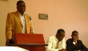 Hon. Dr. Kilemi Mwiria addresses the students. 