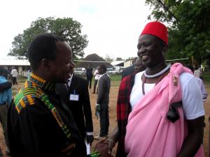 Letlapa Mphahlele, ancien directeur des opérations de l'aile militaire du Congrès panafricain (PAC), Afrique du Sud, discutant avec un diplômé